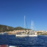 Hvar mit dem überlasteten Stadthafen und den Mega-Yachten links.